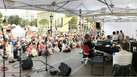 Programació especial de Sant Jordi amb 'Estat de Gràcia' des de la plaça Catalunya de Barcelona. 23 d'abril de 2018
