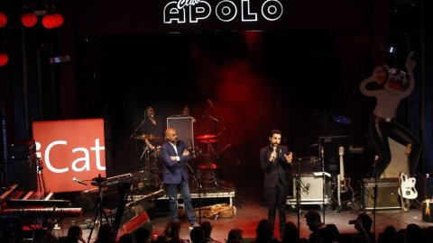 El president del Parlament, Roger Torrent, i el director de Catalunya Ràdio, Saül Gordillo, intervenen a l'inici del Desconcert d'iCat, a la Sala Apolo de Barcelona. 8 de maig de 2018 
