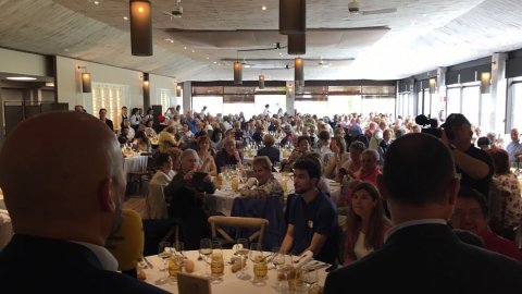 Celebració dels 30 anys del programa 'La nit dels ignorants' amb els oients del programa, el presentador, Xavier Solà, i el director de l'emissora, Saül Gordillo, en un dinar al Castell de Sant Gregori (Gironès). 30 de maig de 2018