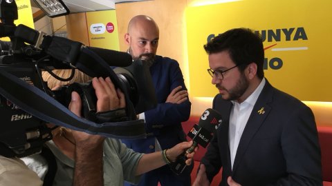 El vicepresident del Govern i conseller d'Economia, Pere Aragonès, amb el director de Catalunya Ràdio, Saül Gordillo, amb motiu de la jornada de portes obertes pels 35 anys de la primera emissió de Catalunya Ràdio. Barcelona. 21 de juny de 2018