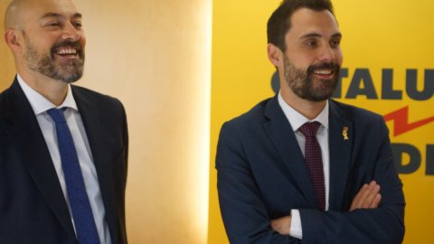 El president del Parlament, Roger Torrent, amb el director de Catalunya Ràdio, Saül Gordillo, a l'emissora. 10 d’octubre de 2018