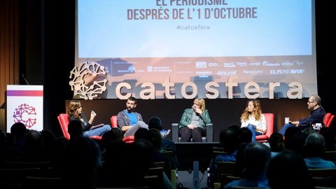 La presentadora del programa 'Popap' de Catalunya Ràdio, Mariola Dinarès, modera una taula de la Catosfera 2018 a Girona. 19 d’octubre de 2018