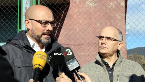 Catalunya Ràdio millora la cobertura a les poblacions de Sort, Soriguera i Rialp. El director de l'emissora, Saül Gordillo, visita el centre emissor de Tornafort, acompanyat dels alcaldes Raimon Monterde, de Sort, i Xavier Pedemonte, de Soriguera, la presidenta de l'entitat municipal descentralitzada de Tornafort, Esther Ramoneda, i d'Amadeu Gassó, director d'Explotació i Enginyeria de la CCMA. 29 de novembre de 2017