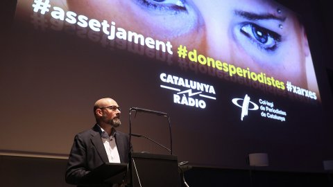 El director de Catalunya Ràdio, Saül Gordillo, obre la jornada sobre l'assetjament a dones periodistes a les xarxes socials, amb taula rodona amb Mònica Terribas, Cristina Fallarás, Tània Verge, Neus Bonet i Mariola Dinarès, i l'emissió del documental 'A Dark Place', de Javier Luque. HUB Museu del Disseny. Barcelona. 18 de desembre de 2018