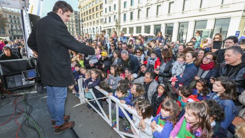 Programa especial El suplement de Nadal, amb Roger Escapa i actuació musical d'El Pot Petit, i Tió Solidari de Catalunya Ràdio a la plaça Catalunya de Barcelona. 23 de desembre de 2018
