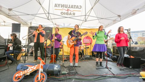 Programa especial El suplement de Nadal, amb Roger Escapa i actuació musical d'El Pot Petit, i Tió Solidari de Catalunya Ràdio a la plaça Catalunya de Barcelona. 23 de desembre de 2018