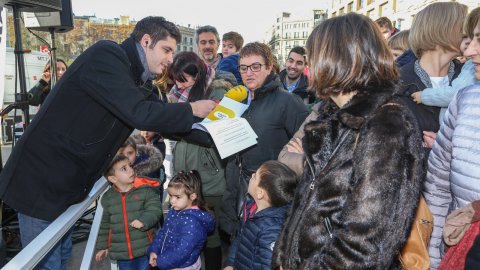 Programa especial El suplement de Nadal, amb Roger Escapa i actuació musical d'El Pot Petit, i Tió Solidari de Catalunya Ràdio a la plaça Catalunya de Barcelona. 23 de desembre de 2018