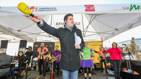 Programa especial El suplement de Nadal, amb Roger Escapa i actuació musical d'El Pot Petit, i Tió Solidari de Catalunya Ràdio a la plaça Catalunya de Barcelona. 23 de desembre de 2018