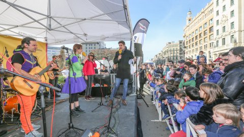 Programa especial El suplement de Nadal, amb Roger Escapa i actuació musical d'El Pot Petit, i Tió Solidari de Catalunya Ràdio a la plaça Catalunya de Barcelona. 23 de desembre de 2018