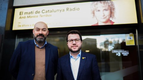 El director de Catalunya Ràdio, Saül Gordillo, rep el vicepresident i conseller d'Economia i Hisenda, Pere Aragonès, entrevistat a 'El matí de Catalunya Ràdio'. Barcelona. 24 de desembre de 2018