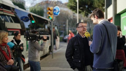 Programa especial d'El suplement de Catalunya Ràdio amb motiu del Dia Mundial de la Ràdio des d'un minibús en trajecte de Barcelona fins a Girona i des del domicili d'uns oients a Girona, amb l'actuació del grup Nyandú. A mig camí, el minibús punxa una roda i part de l'equip amb Roger Escapa es desplaça amb una unitat mòbil. 10 de febrer de 2019