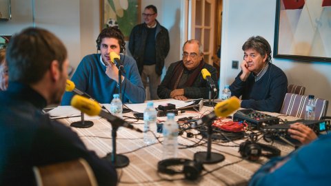 Programa especial d'El suplement de Catalunya Ràdio amb motiu del Dia Mundial de la Ràdio des d'un minibús en trajecte de Barcelona fins a Girona i des del domicili d'uns oients a Girona, amb l'actuació del grup Nyandú. A mig camí, el minibús punxa una roda i part de l'equip amb Roger Escapa es desplaça amb una unitat mòbil. 10 de febrer de 2019