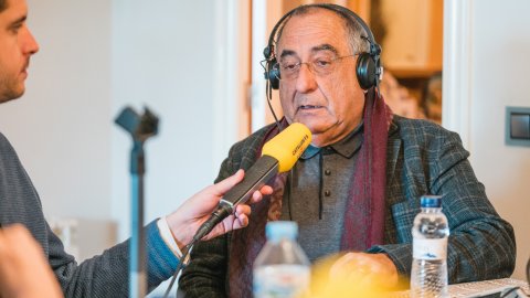 Programa especial d'El suplement de Catalunya Ràdio amb motiu del Dia Mundial de la Ràdio des d'un minibús en trajecte de Barcelona fins a Girona i des del domicili d'uns oients a Girona, amb l'actuació del grup Nyandú. A mig camí, el minibús punxa una roda i part de l'equip amb Roger Escapa es desplaça amb una unitat mòbil. 10 de febrer de 2019