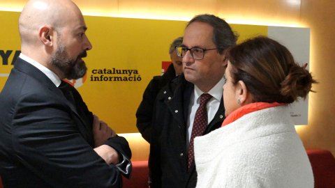El president de la Generalitat, Quim Torra, rebut pel director de Catalunya Ràdio, Saül Gordillo, abans d'una entrevista a 'El matí de Catalunya Ràdio' amb Mònica Terribas. Barcelona. 11 de febrer de 2019