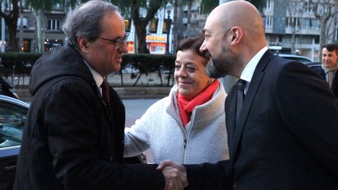 El president de la Generalitat, Quim Torra, rebut pel director de Catalunya Ràdio, Saül Gordillo, abans d'una entrevista a 'El matí de Catalunya Ràdio' amb Mònica Terribas. Barcelona. 11 de febrer de 2019
