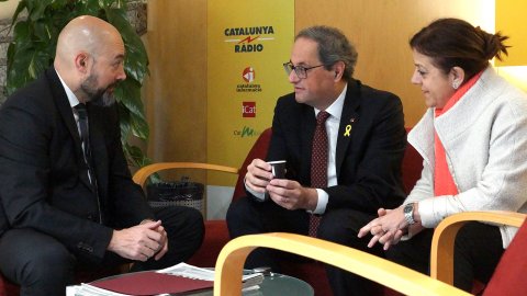El president de la Generalitat, Quim Torra, rebut pel director de Catalunya Ràdio, Saül Gordillo, abans d'una entrevista a 'El matí de Catalunya Ràdio' amb Mònica Terribas. Barcelona. 11 de febrer de 2019