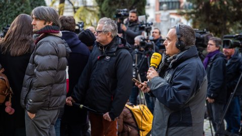 Programa especial d'El matí de Catalunya Ràdio i el Catalunya migdia des del centre de premsa muntat per Catalunya Ràdio a prop del Tribunal Suprem per seguir en directe el judici als líders del procés. Els periodistes de Catalunya Ràdio segueixen les compareixences dels polítics catalans a l'entrada del tribunal. Madrid. 19 de febrer de 2019