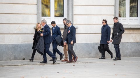 Programa especial d'El matí de Catalunya Ràdio i el Catalunya migdia des del centre de premsa muntat per Catalunya Ràdio a prop del Tribunal Suprem per seguir en directe el judici als líders del procés. Els periodistes de Catalunya Ràdio segueixen les compareixences dels polítics catalans a l'entrada del tribunal. Madrid. 19 de febrer de 2019