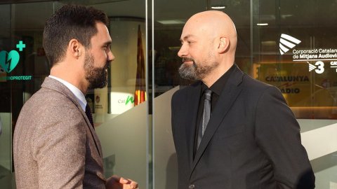 El president del Parlament de Catalunya, Roger Torrent, entrevistat a 'El matí de Catalunya Ràdio', és rebut pel director de l'emissora, Saül Gordillo. Barcelona. 15 de febrer de 2019