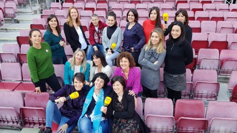 Des de la seva posada en marxa, el 1983, Catalunya Ràdio ha incorporat les dones en tots els vessants professionals de l'emissora, entre ells en un món tan masculí com és el de la informació esportiva. Dones periodistes d'esports de Catalunya Ràdio, al Camp Nou. Barcelona. 4 de març de 2019