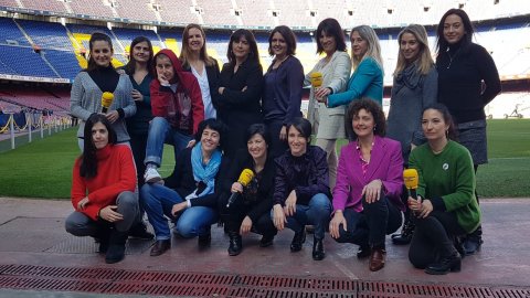 Des de la seva posada en marxa, el 1983, Catalunya Ràdio ha incorporat les dones en tots els vessants professionals de l'emissora, entre ells en un món tan masculí com és el de la informació esportiva. Dones periodistes d'esports de Catalunya Ràdio, al Camp Nou. Barcelona. 4 de març de 2019
