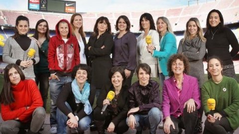 Des de la seva posada en marxa, el 1983, Catalunya Ràdio ha incorporat les dones en tots els vessants professionals de l'emissora, entre ells en un món tan masculí com és el de la informació esportiva. Dones periodistes d'esports de Catalunya Ràdio, al Camp Nou. Barcelona. 4 de març de 2019