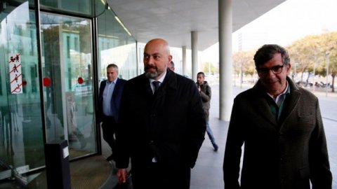 El director de Catalunya Ràdio, Saül Gordillo, declara al jutjat d'instrucció número 13 de Barcelona acusat de desobediència per l'emissió dels anuncis del referèndum de l'1-O, acompanyat del seu advocat, Carles Monguilod. L'Hospitalet de Llobregat. 1 de març de 2019