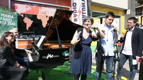 El públic toca el piano de cua davant de Catalunya Ràdio en el marc del concurs Maria Canals, i l'emissores Catalunya Música i Catalunya Ràdio emeten les actuacions de diversos grups i artistes. Barcelona. 19 de març de 2019