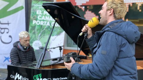 El públic toca el piano de cua davant de Catalunya Ràdio en el marc del concurs Maria Canals, i l'emissores Catalunya Música i Catalunya Ràdio emeten les actuacions de diversos grups i artistes. Barcelona. 19 de març de 2019