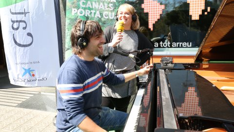 El públic toca el piano de cua davant de Catalunya Ràdio en el marc del concurs Maria Canals, i l'emissores Catalunya Música i Catalunya Ràdio emeten les actuacions de diversos grups i artistes. Barcelona. 19 de març de 2019