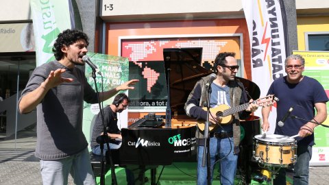 El públic toca el piano de cua davant de Catalunya Ràdio en el marc del concurs Maria Canals, i l'emissores Catalunya Música i Catalunya Ràdio emeten les actuacions de diversos grups i artistes. Barcelona. 19 de març de 2019