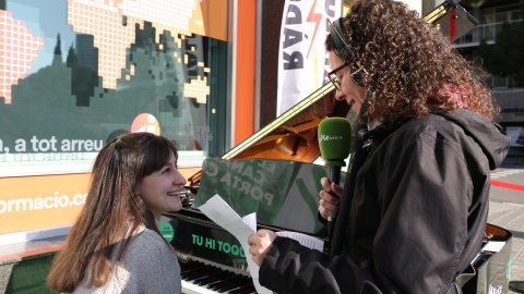 El públic toca el piano de cua davant de Catalunya Ràdio en el marc del concurs Maria Canals, i l'emissores Catalunya Música i Catalunya Ràdio emeten les actuacions de diversos grups i artistes. Barcelona. 19 de març de 2019