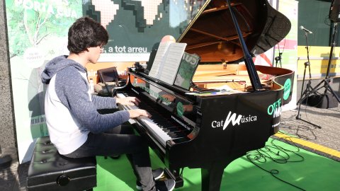 El públic toca el piano de cua davant de Catalunya Ràdio en el marc del concurs Maria Canals, i l'emissores Catalunya Música i Catalunya Ràdio emeten les actuacions de diversos grups i artistes. Barcelona. 19 de març de 2019