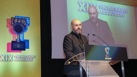 El director de Catalunya Ràdio, Saül Gordillo, assisteix als Premis Ràdio Associació de Catalunya 2019, i recull el Premi a la Innovació pel podcast 'Tor, tretze cases i tres morts', de Catalunya Ràdio. L'emissora també rep el Premi al Millor Programa de Ràdio a Òscar Fernández, Empar Moliner i Carlos Baraibar pel 'Catalunya Migdia'. La periodista de TV3 Lídia Heredia i Soler rep el Guardó 1924. Auditori ONCE. Barcelona. 25 d'abril de 2019