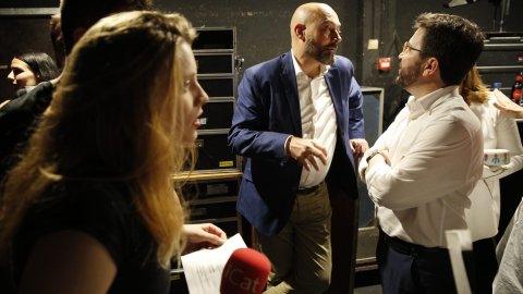 El vicepresident del Govern i conseller d'Economia, Pere Aragonès, i el director de Catalunya Ràdio, Saül Gordillo, intervenen a l'inici del Desconcert d'iCat, a la Sala Apolo. Barcelona. 7 de maig de 2019 