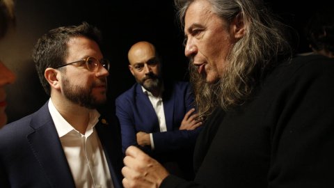 El vicepresident del Govern i conseller d'Economia, Pere Aragonès, i el director de Catalunya Ràdio, Saül Gordillo, intervenen a l'inici del Desconcert d'iCat, a la Sala Apolo. Barcelona. 7 de maig de 2019 