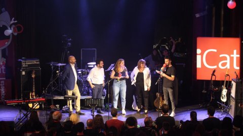 El vicepresident del Govern i conseller d'Economia, Pere Aragonès, i el director de Catalunya Ràdio, Saül Gordillo, intervenen a l'inici del Desconcert d'iCat, a la Sala Apolo. Barcelona. 7 de maig de 2019 