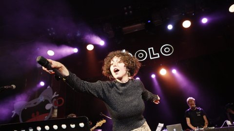 El vicepresident del Govern i conseller d'Economia, Pere Aragonès, i el director de Catalunya Ràdio, Saül Gordillo, intervenen a l'inici del Desconcert d'iCat, a la Sala Apolo. Barcelona. 7 de maig de 2019 