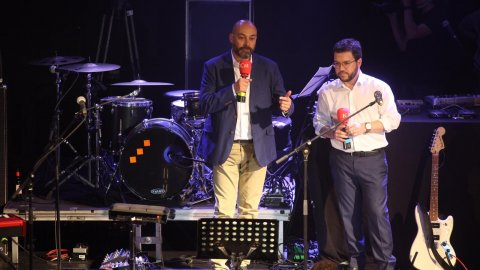 El vicepresident del Govern i conseller d'Economia, Pere Aragonès, i el director de Catalunya Ràdio, Saül Gordillo, intervenen a l'inici del Desconcert d'iCat, a la Sala Apolo. Barcelona. 7 de maig de 2019 