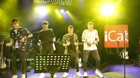 El vicepresident del Govern i conseller d'Economia, Pere Aragonès, i el director de Catalunya Ràdio, Saül Gordillo, intervenen a l'inici del Desconcert d'iCat, a la Sala Apolo. Barcelona. 7 de maig de 2019 
