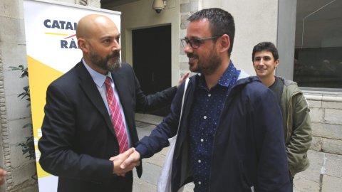 El director de Catalunya Ràdio, Saül Gordillo, amb l'alcaldable de la CUP. Especial 'Catalunya migdia' des de l'Ajuntament de Girona amb un debat dels alcaldables de la ciutat, amb Òscar Fernández i Empar Moliner, per Catalunya Ràdio i Catalunya Informació. Girona. 20 de maig de 2019