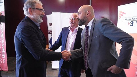 El director de Catalunya Ràdio, Saül Gordillo, amb l'alcaldable del PSC. Especial 'Catalunya migdia' des del Cafè Teatre Escorxador de Lleida amb un debat dels alcaldables de la ciutat, amb Òscar Fernández i Empar Moliner, per Catalunya Ràdio i Catalunya Informació. Lleida. 21 de maig de 2019