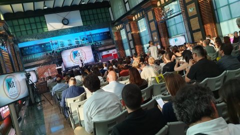 El director de Catalunya Ràdio, Saül Gordillo, i el de TV3, Vicent Sanchis, reben el premi de Comunicació 2019 de l'Associació de Publicacions Periòdiques en Català (APPEC), durant la Nit de les Revistes i la Premsa en Català a l'Espai Endesa de Barcelona, en una gala conduïda per l'escriptor Màrius Serra i amb la presència del vicepresident del Govern i conseller d'Economia, Pere Aragonès. Barcelona. 27 de juny de 2019