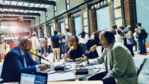 El director de Catalunya Ràdio, Saül Gordillo, i el de TV3, Vicent Sanchis, atenen el Catalunya nit després de rebre el premi de Comunicació 2019 de l'Associació de Publicacions Periòdiques en Català (APPEC), durant la Nit de les Revistes i la Premsa en Català a l'Espai Endesa de Barcelona, en una gala amb la presència del vicepresident del Govern i conseller d'Economia, Pere Aragonès. Barcelona. 27 de juny de 2019