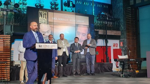 El director de Catalunya Ràdio, Saül Gordillo, i el de TV3, Vicent Sanchis, reben el premi de Comunicació 2019 de l'Associació de Publicacions Periòdiques en Català (APPEC), durant la Nit de les Revistes i la Premsa en Català a l'Espai Endesa de Barcelona, en una gala conduïda per l'escriptor Màrius Serra i amb la presència del vicepresident del Govern i conseller d'Economia, Pere Aragonès. Barcelona. 27 de juny de 2019