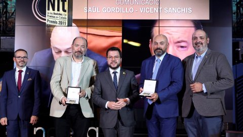 El director de Catalunya Ràdio, Saül Gordillo, i el de TV3, Vicent Sanchis, reben el premi de Comunicació 2019 de l'Associació de Publicacions Periòdiques en Català (APPEC), durant la Nit de les Revistes i la Premsa en Català a l'Espai Endesa de Barcelona, en una gala conduïda per l'escriptor Màrius Serra i amb la presència del vicepresident del Govern i conseller d'Economia, Pere Aragonès. Barcelona. 27 de juny de 2019