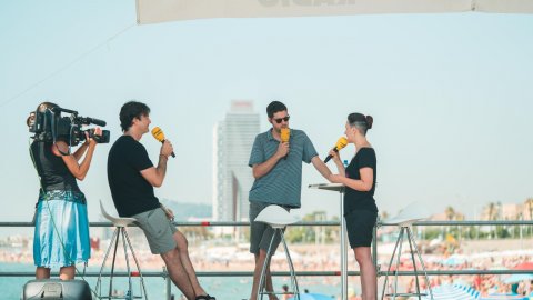 Programa especial de la festa de presentació de la temporada d'estiu de Catalunya Ràdio 2019 a l'espigó de la Mar Bella amb una edició d'El suplement, amb Roger Escapa. Barcelona. 20 de juliol de 2019