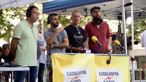 Retransmissió de la jornada castellera de Les Santes de Mataró a Catalunya Ràdio amb Carles Cortés, Albert Mercadé, Josep Almirall, David Prats, Coia Ballesté i Oriol Rodríguez, a la plaça Santa Anna. Mataró. 21 de juliol de 2019