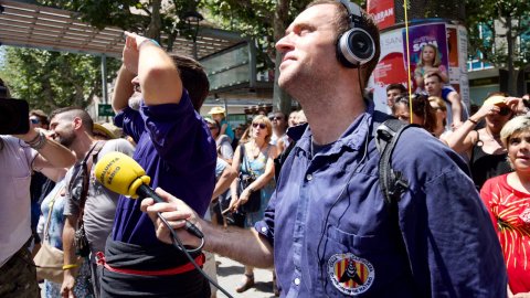 Retransmissió de la jornada castellera de Les Santes de Mataró a Catalunya Ràdio amb Carles Cortés, Albert Mercadé, Josep Almirall, David Prats, Coia Ballesté i Oriol Rodríguez, a la plaça Santa Anna. Mataró. 21 de juliol de 2019