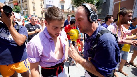 Retransmissió de la jornada castellera de Les Santes de Mataró a Catalunya Ràdio amb Carles Cortés, Albert Mercadé, Josep Almirall, David Prats, Coia Ballesté i Oriol Rodríguez, a la plaça Santa Anna. Mataró. 21 de juliol de 2019